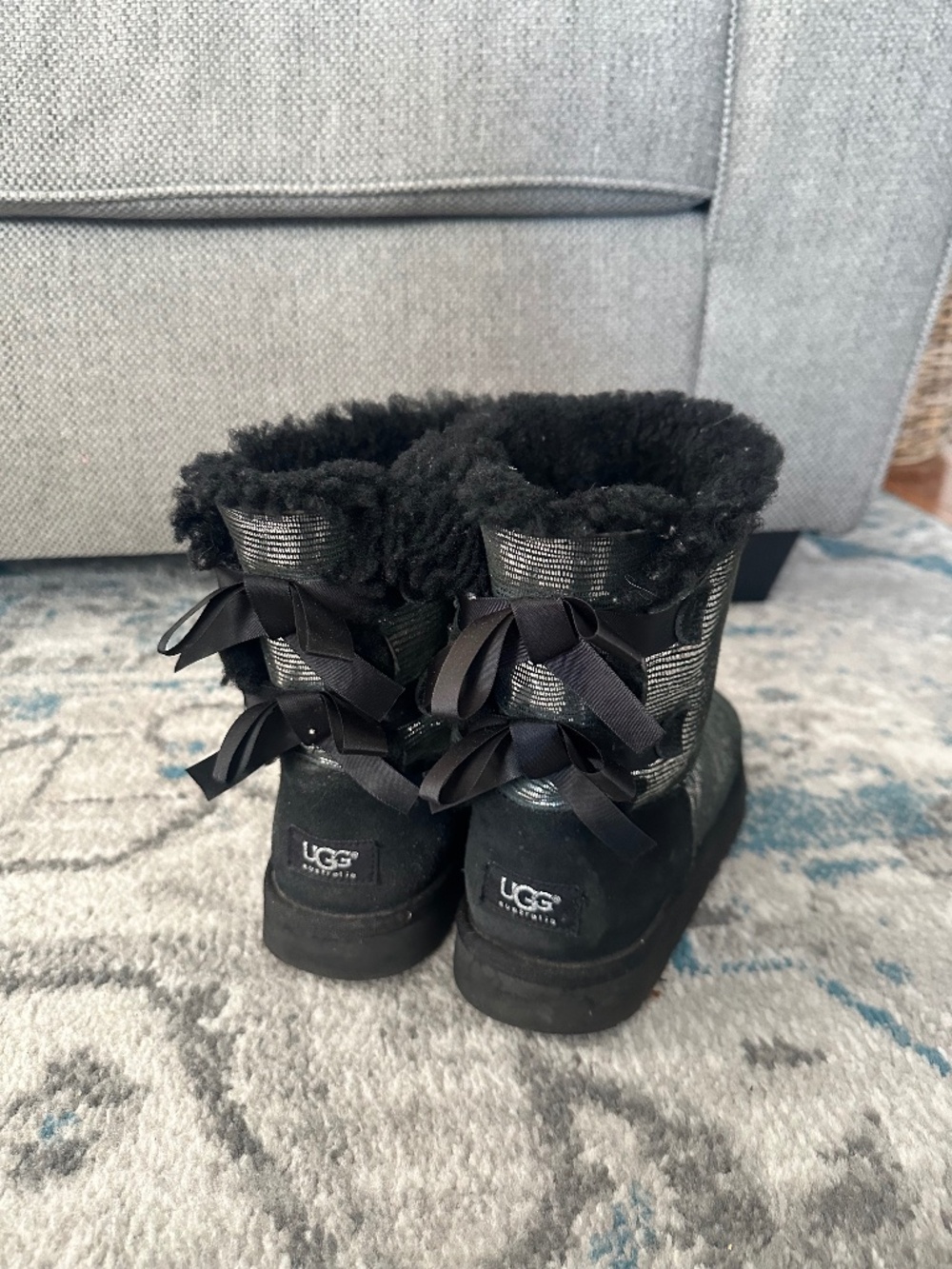 UGG Bailey Bow Lizard Black & Silver 5Y short Boots